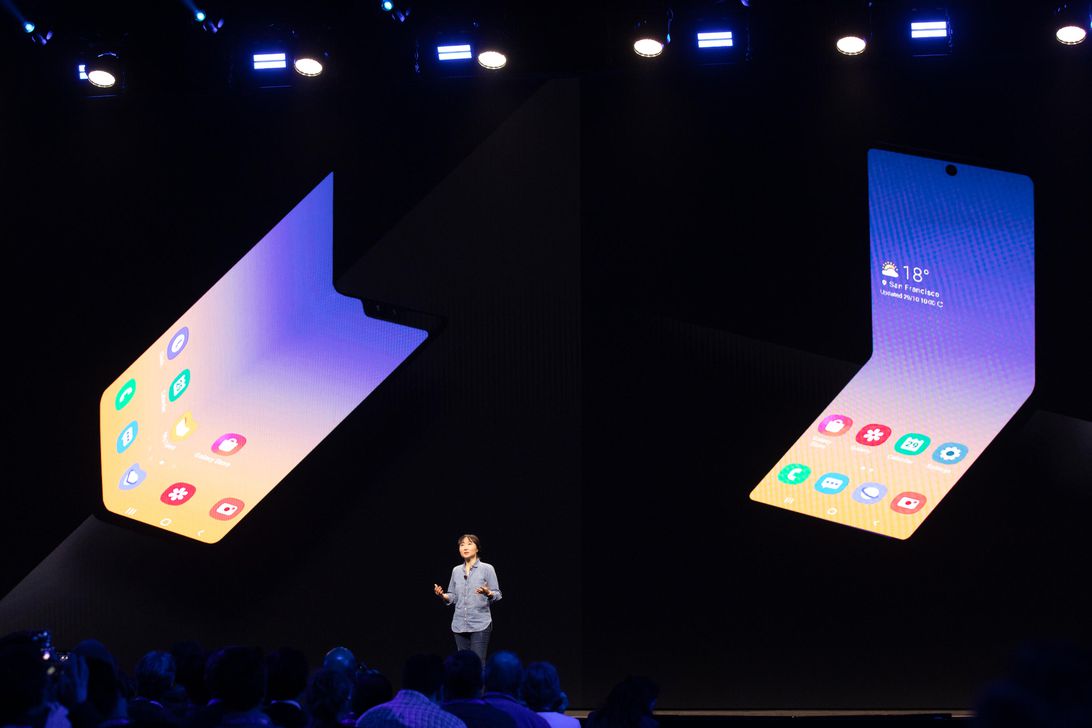 sdc19-samsung-developers-conference-horizontal-foldable-phone-mock-up2830