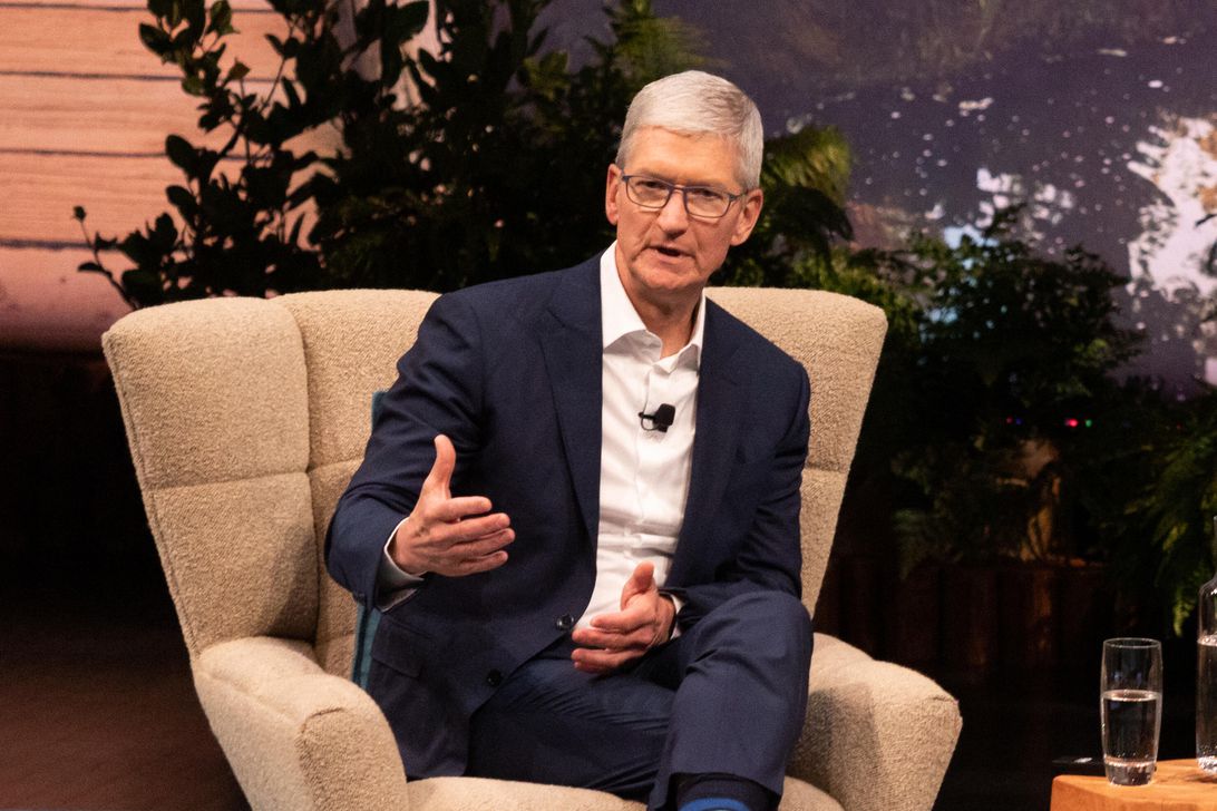 tim-cook-marc-benioff-dreamforce-19-5130