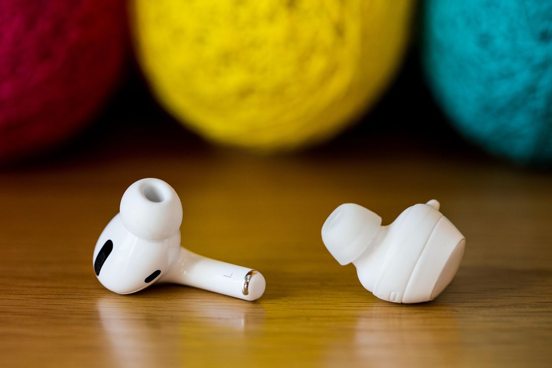 apple-airpods-vs-samsung-buds-plus-9160