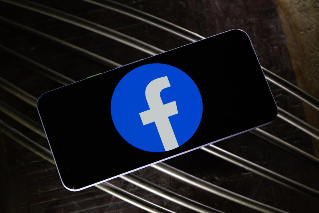 facebook-logo-phone-4597