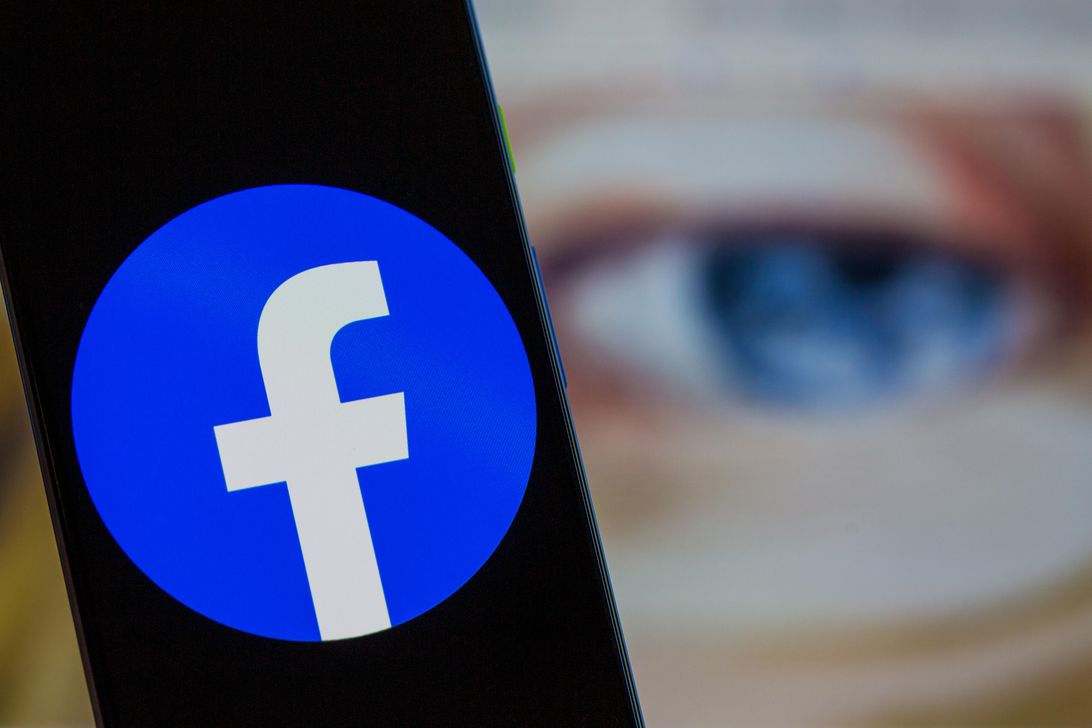 Facebook-logo-phone-eye-4680