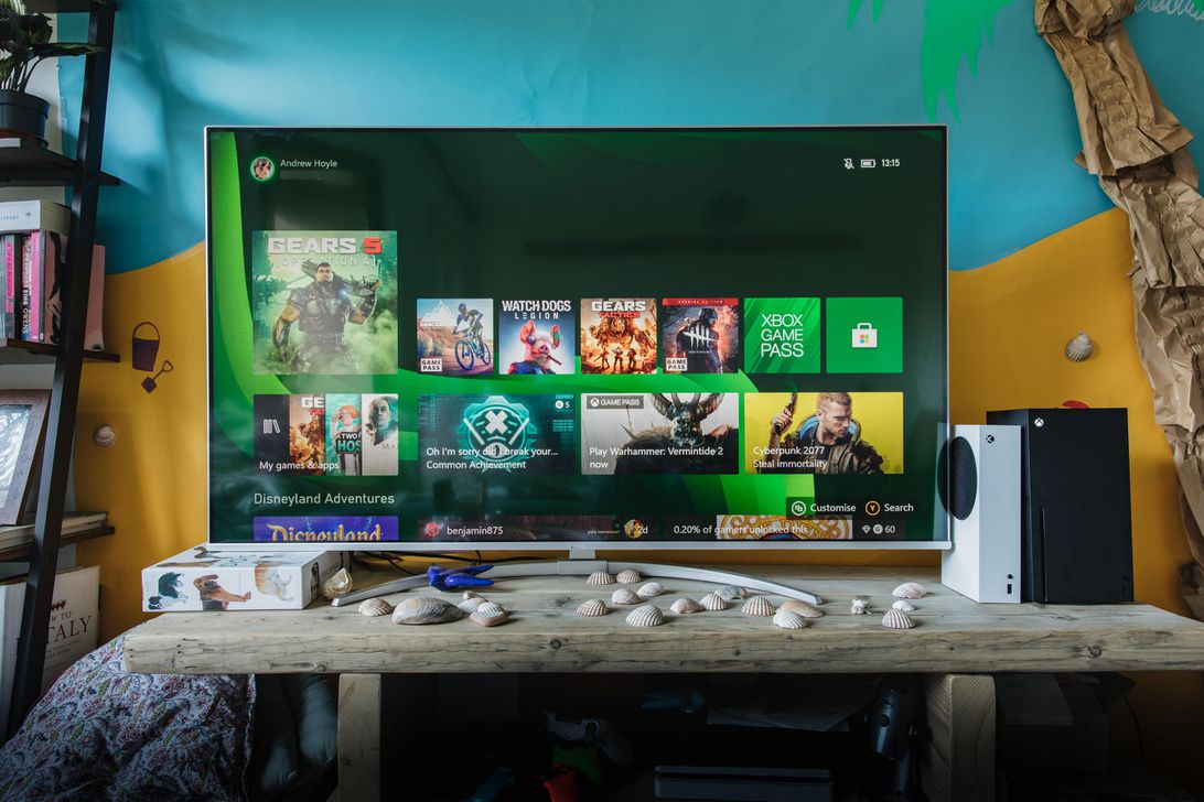 xbox-series-x-s-console-hoyle-lifestyle-promo-15
